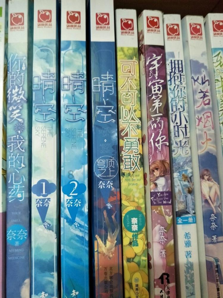 沙滩游玩的女孩们